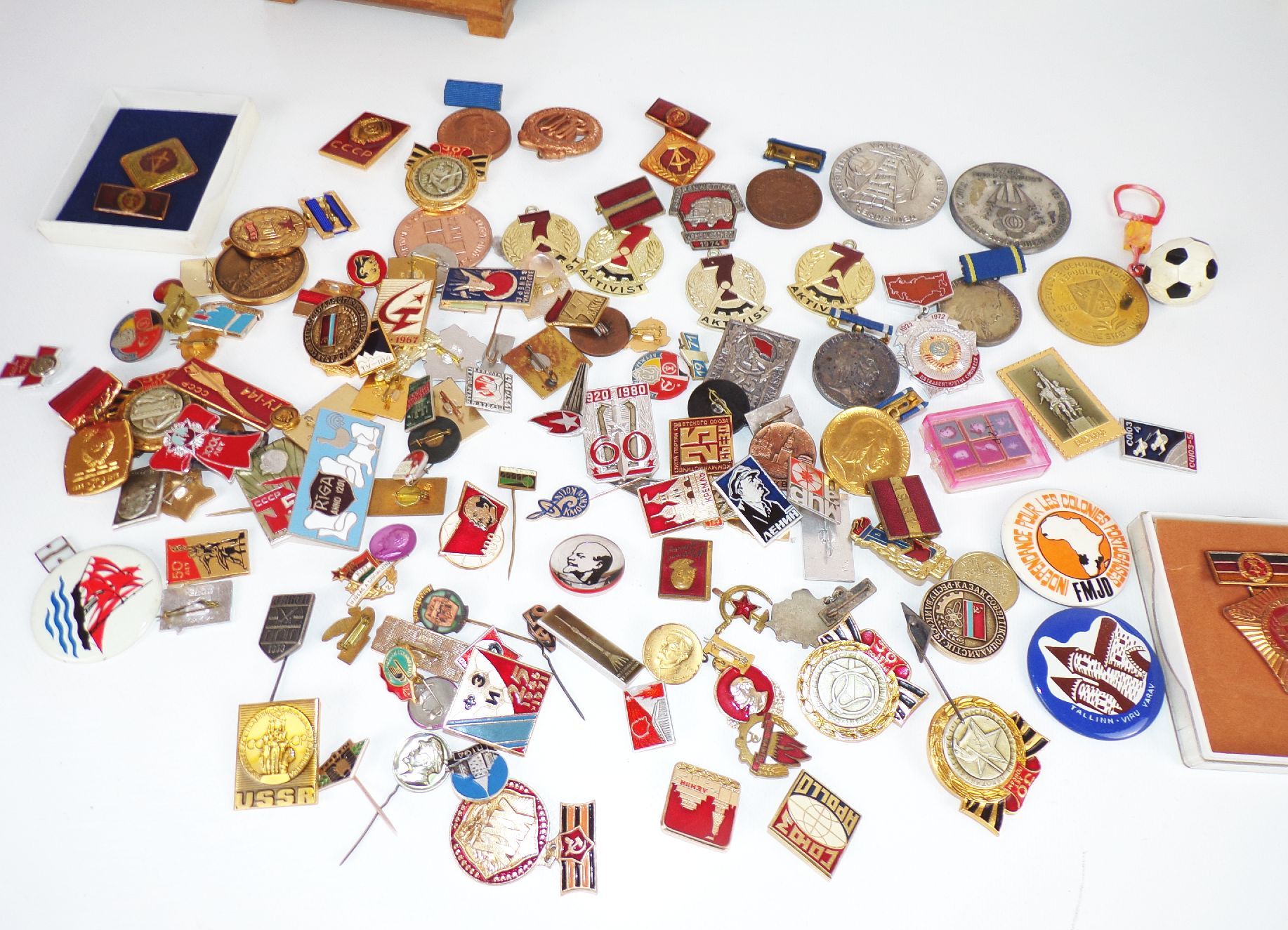 Konvolut DDR UdSSR BRD Abzeichen Buttons Konvolut DDR UdSSR BRD Abzeichen Buttons