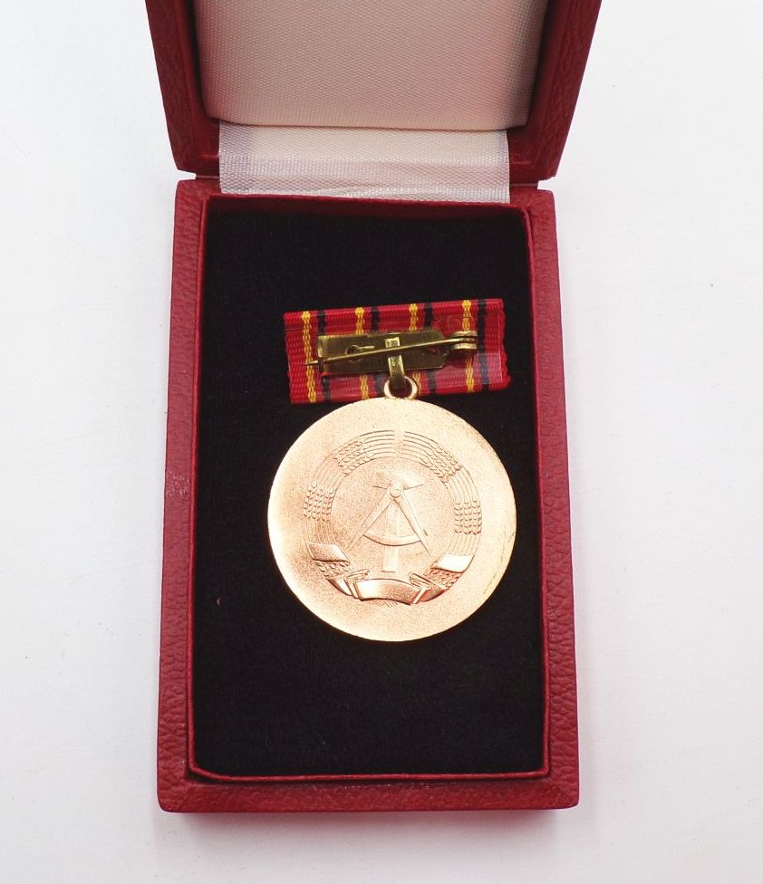 Verdienter Aktivist Abzeichen mit Urkunde Minister Autograph 1983 Bruno Lietz