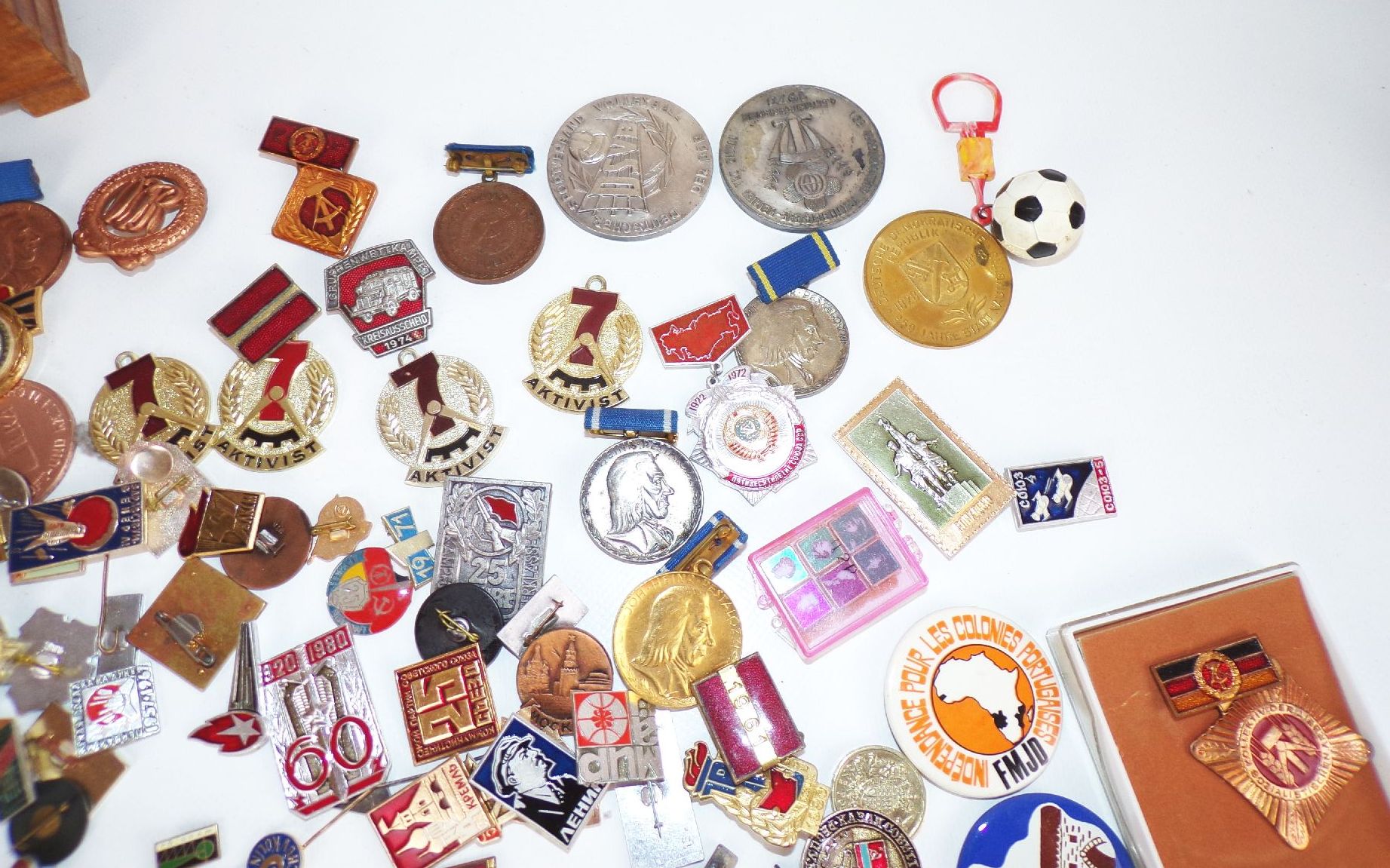 Konvolut DDR UdSSR BRD Abzeichen Buttons Konvolut DDR UdSSR BRD Abzeichen Buttons