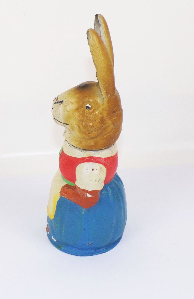 Alter Candy Container Frau Osterhase Bunt aus Pappmaschee Alter Candy Container Frau Osterhase Bunt aus Pappmaschee