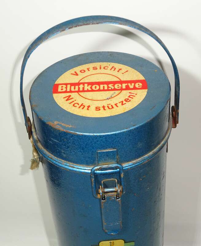 Isola Blutkonserve DDR Glas Einsatz Vintage Medizin Deko Apotheke 