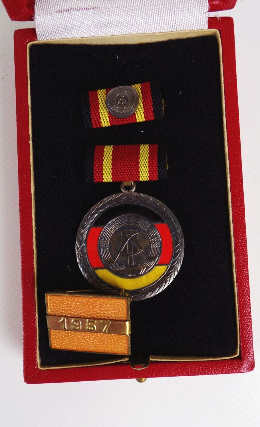Verdienstmedaille der DDR Deutsche Demokratische Republik mit Etui Verdienstmedaille der DDR Deutsche Demokratische Republik mit Etui