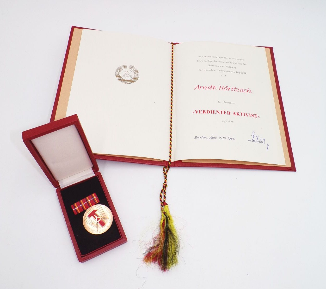 Verdienter Aktivist Abzeichen mit Urkunde Minister Autograph 1983 Bruno Lietz