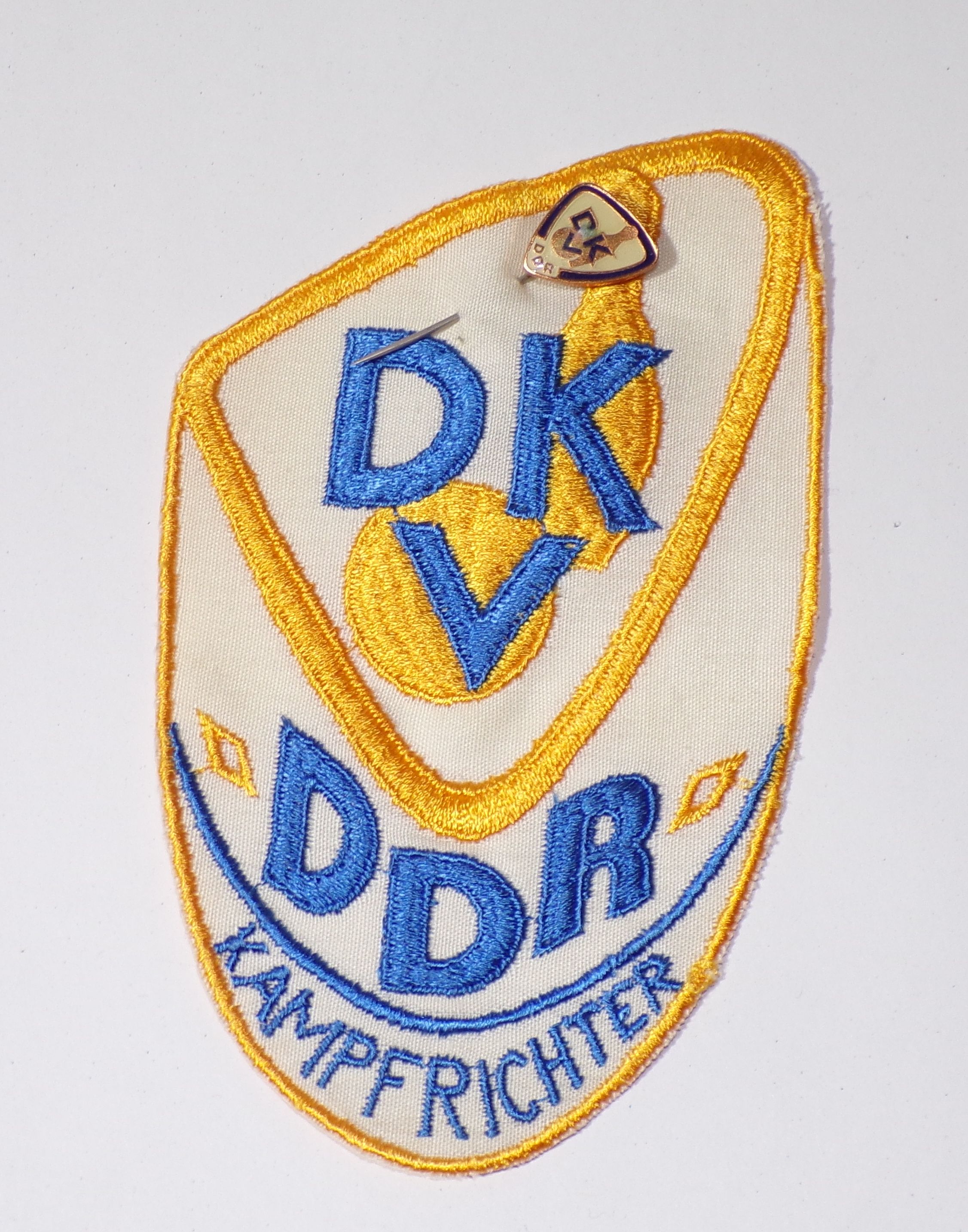 Aufnäher DVK DDR Kampfrichter mit Abzeichen 