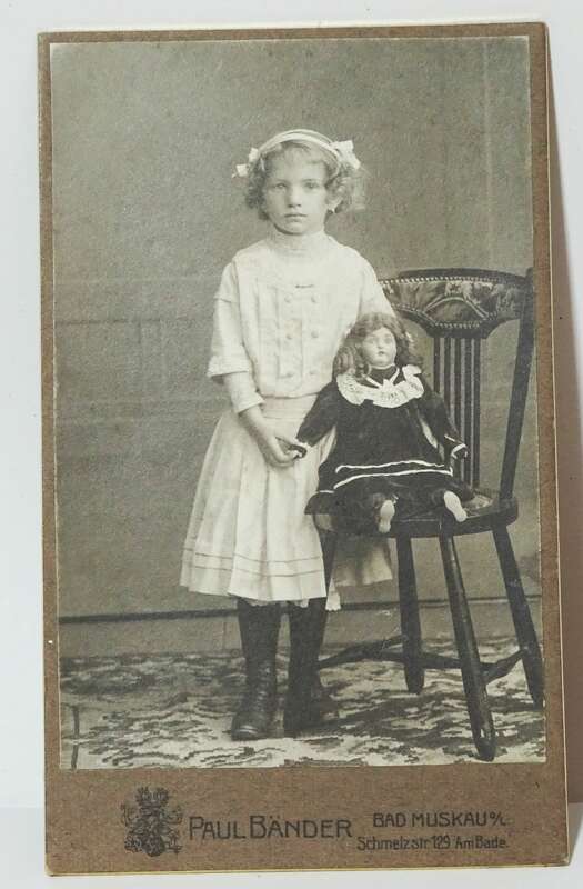 CDV Foto hübsches Mädchen mit Puppe Spielzeug 1900er Bänder Bad Muskau