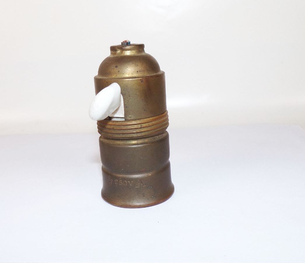 Alter Lampensockel Messing E27 mit Schalter Lampenfassung Lampenersatzeil Alter Lampensockel Messing E27 mit Schalter Lampenfassung Lampenersatzeil