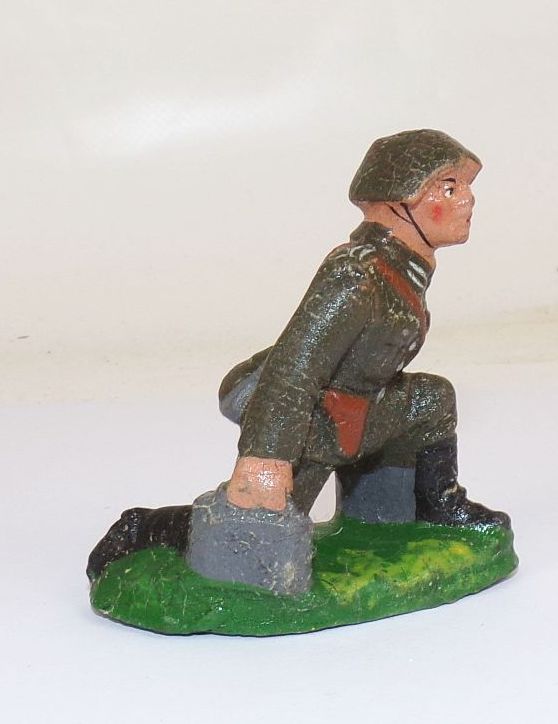 NVA Soldat kniend mit Munitionskisten Massefigur 