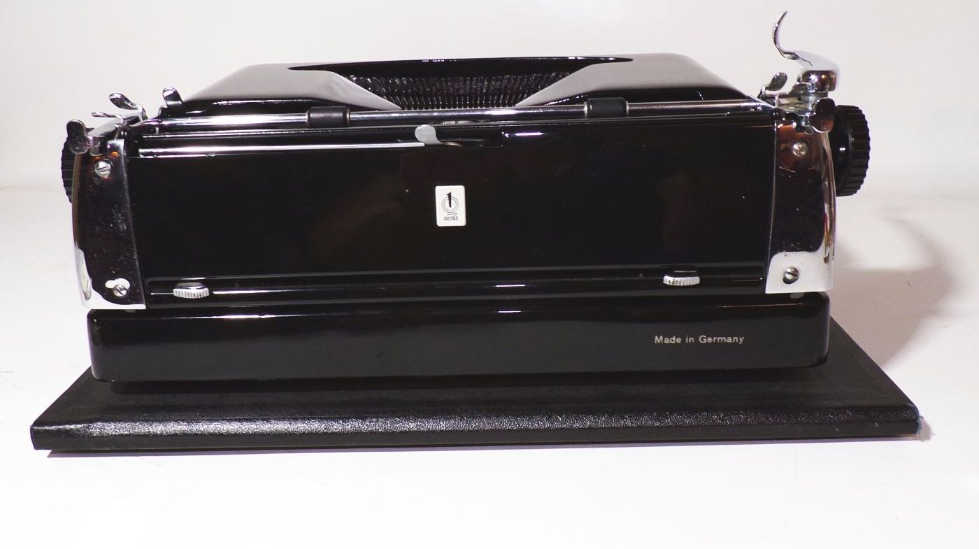 Alte Erika 10 Schreibmaschine schwarz typewriter 