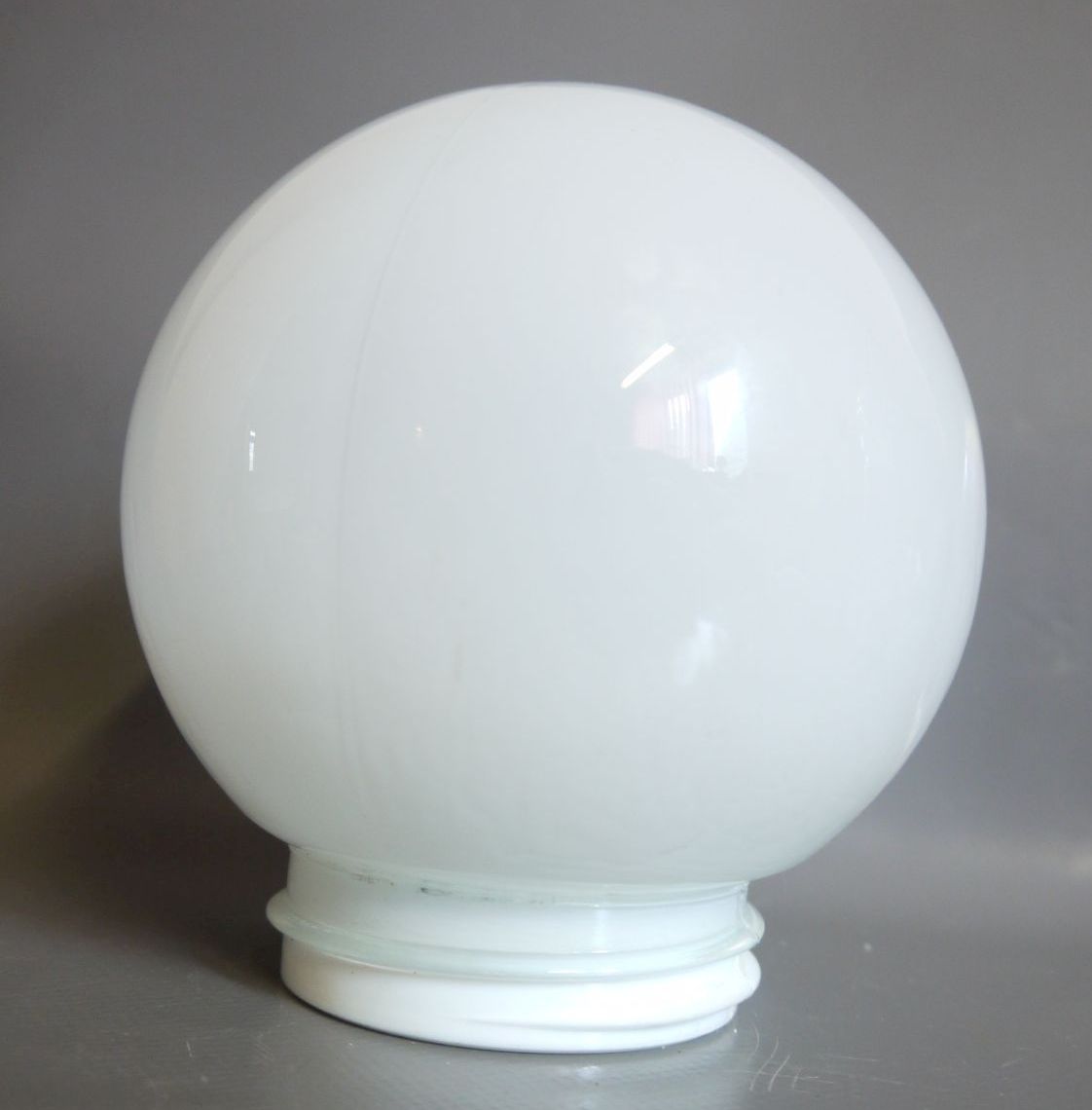  Kugellampe klein schräg alte Kellerlampe IP41 Porzellan Fassung Glas Weiß