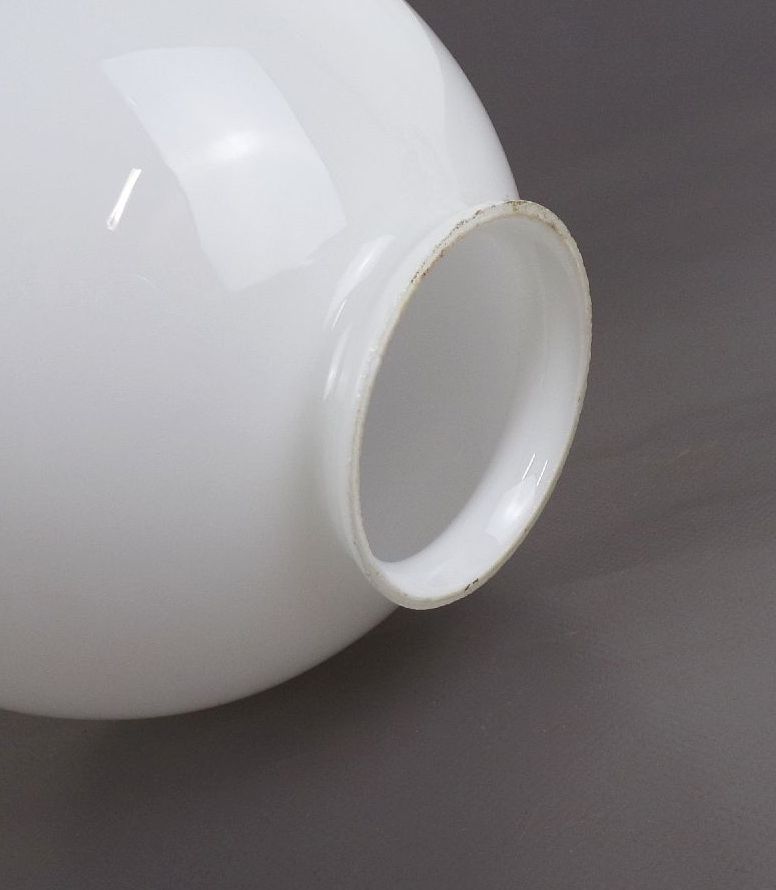 Alter Lampenschirm Kugelleuchte Weiß Kugel Durchmesser 18 cm Opalglas Alter Lampenschirm Kugelleuchte Weiß Kugel Durchmesser 18 cm Opalglas