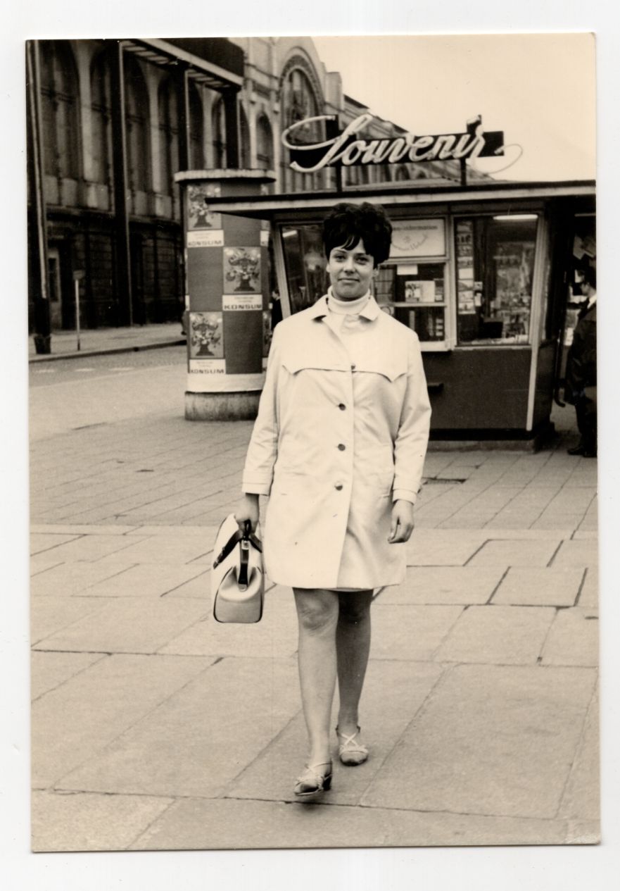 Foto Dame im Trenchcoat DDR 1970er wohl Dresden Souvenir Kiosk 