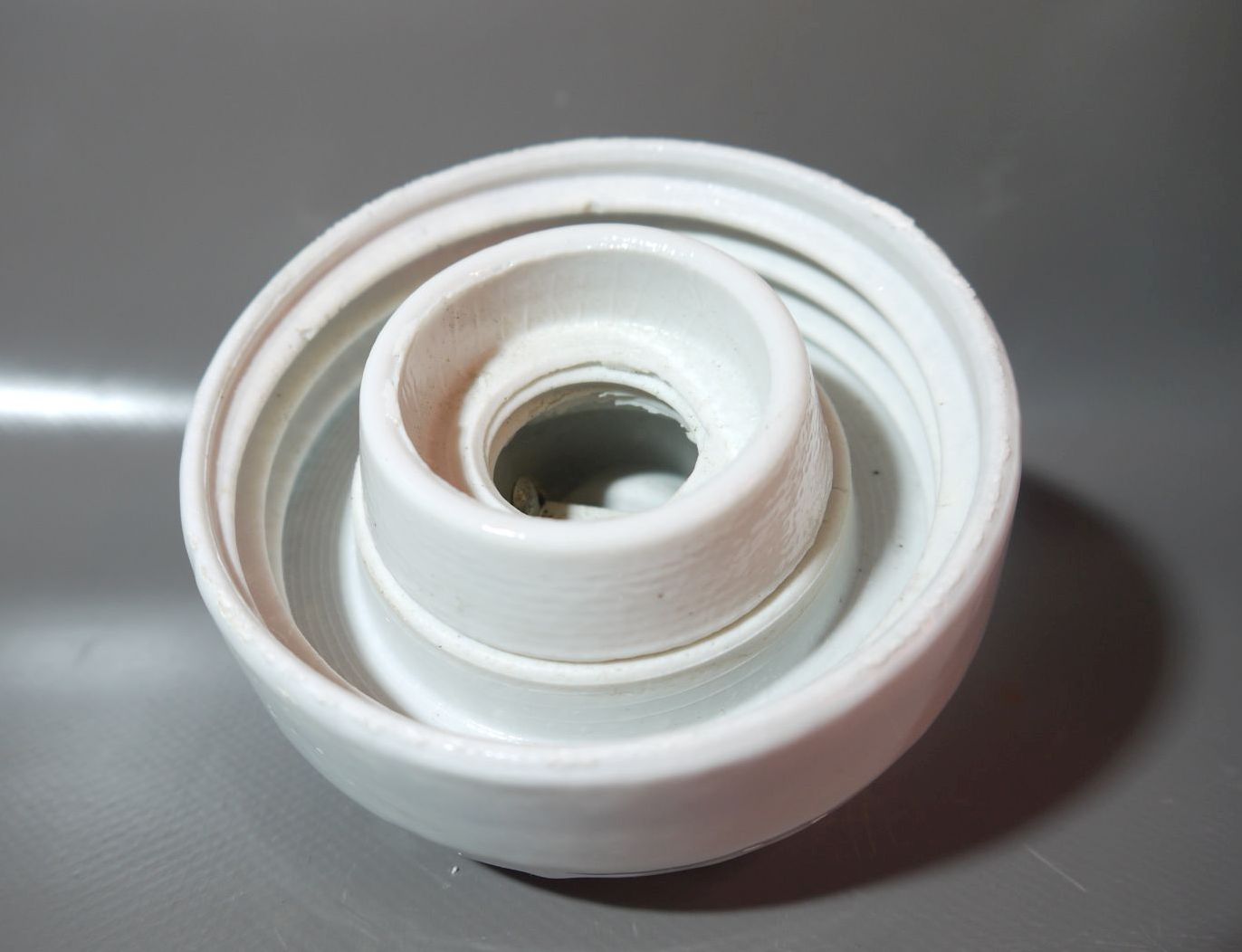 Kugellampe alte Kellerlampe Porzellan Fassung schräg IP41 Glas Weiß