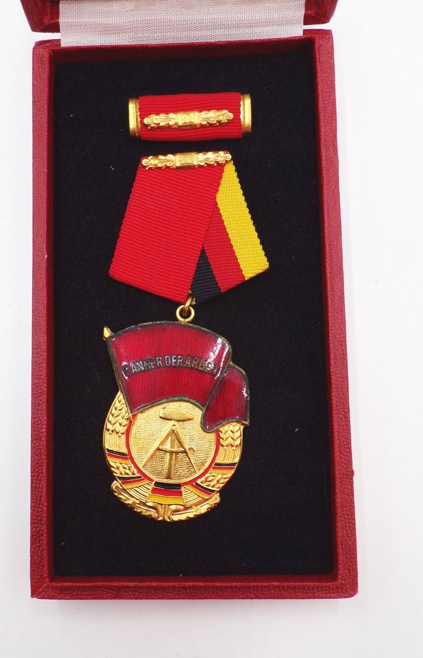 Banner der Arbeit DDR Orden Auszeichnung mit Urkunde