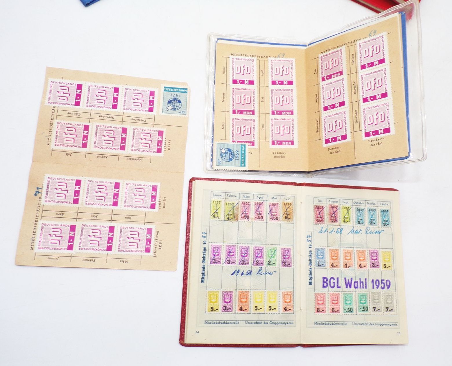 DDR Mitgliedsbücher mit Marken SED Sportbund FDGB 