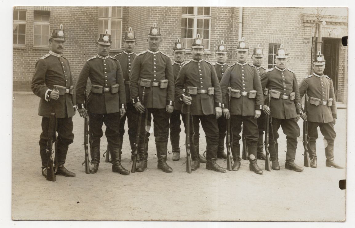 Foto Ak Döberitz 1915 Soldaten mit Tschako NR10078