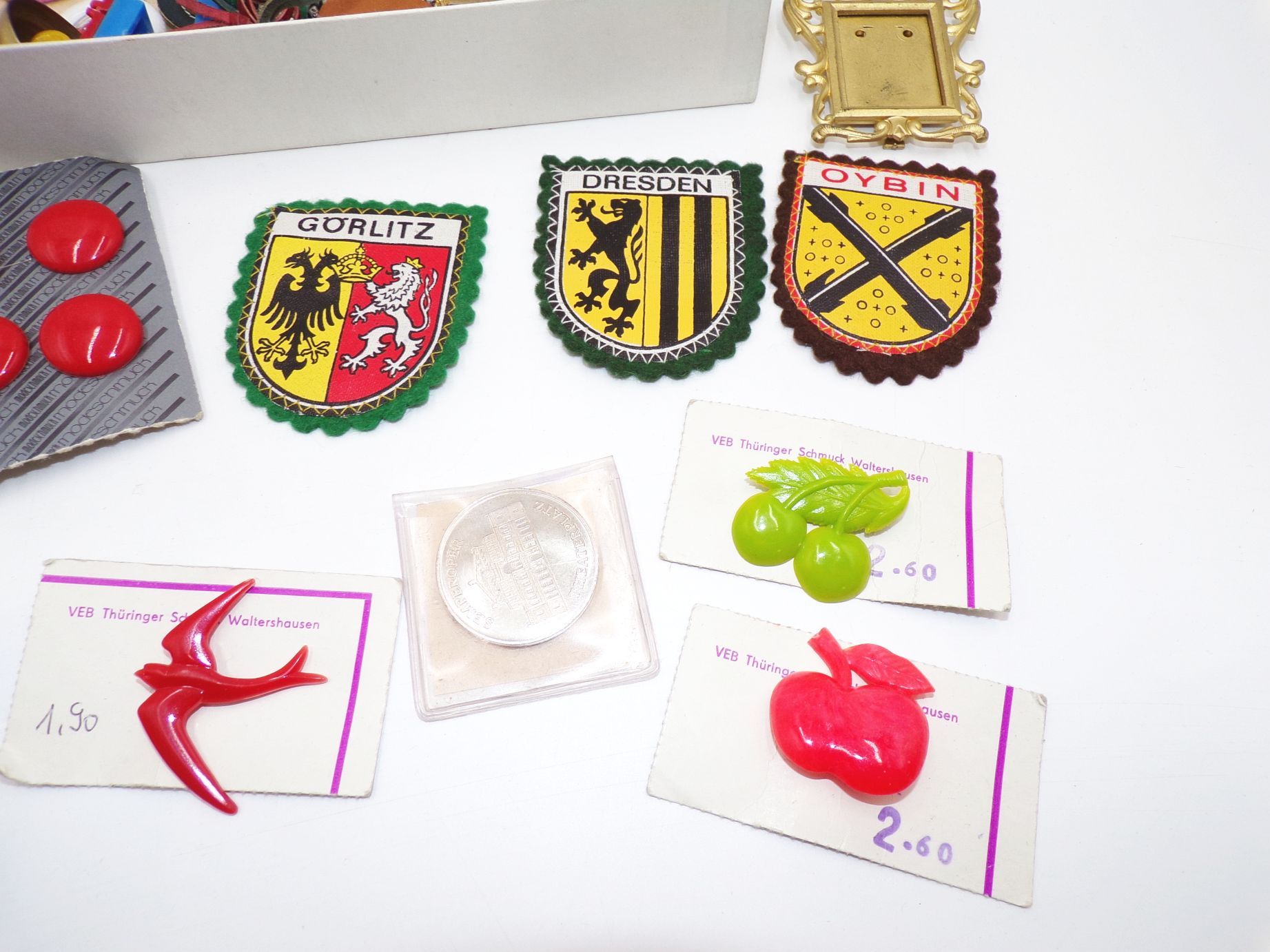 Lot DDR Souvenir Nippes Anstecker Anhänger patch button Kompass Lot DDR Souvenir Nippes Anstecker Anhänger patch button Kompass
