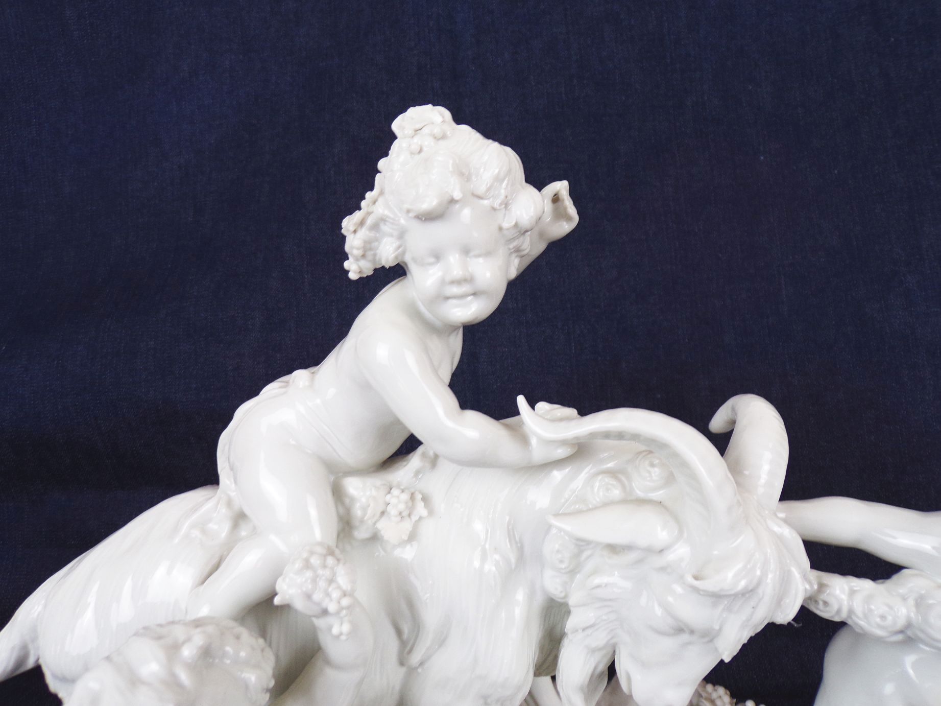 Scheibe Alsbach Porzellanfigur Putto Ziegenbock Wein Bachus Scheibe Alsbach Porzellanfigur Putto Ziegenbock Wein Bachus