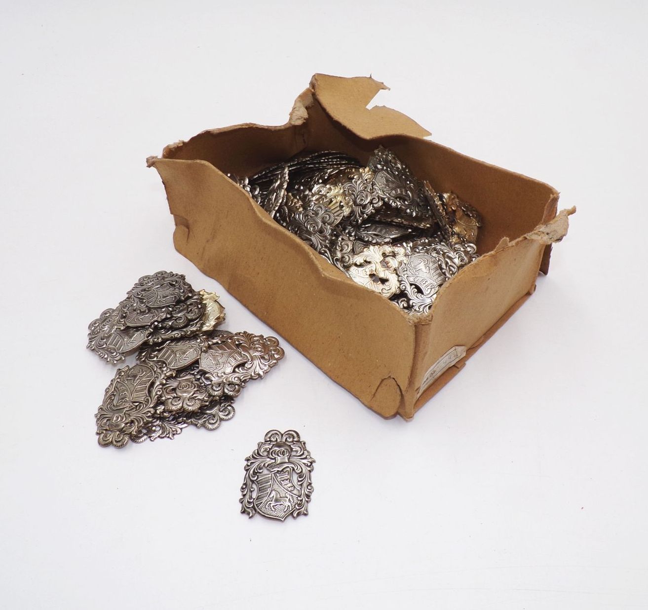 Zierapplikationen Wappen Blech Sattler Schuster 