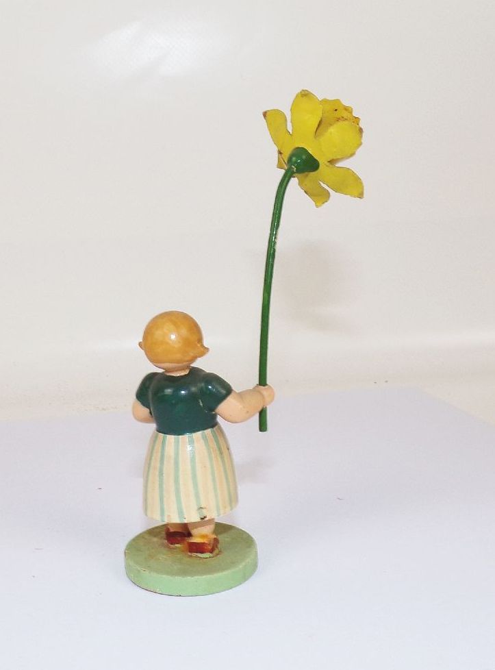 Altes Blumenkind mit Narzisse Osterglocke Erzgebirge