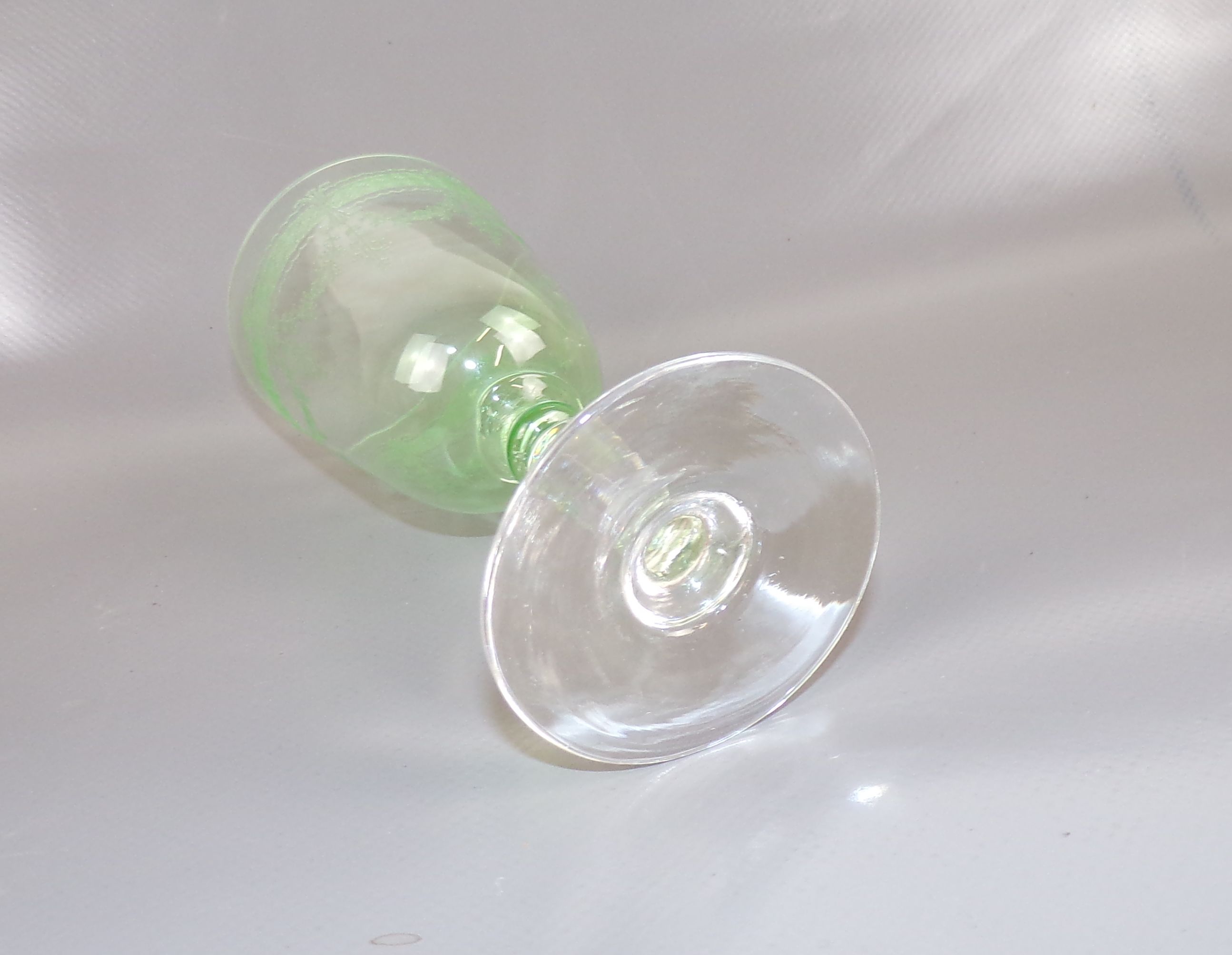 Altes Uranglas Weinglas ziseliert Dekor grün Antik Kelch Glas um 1900