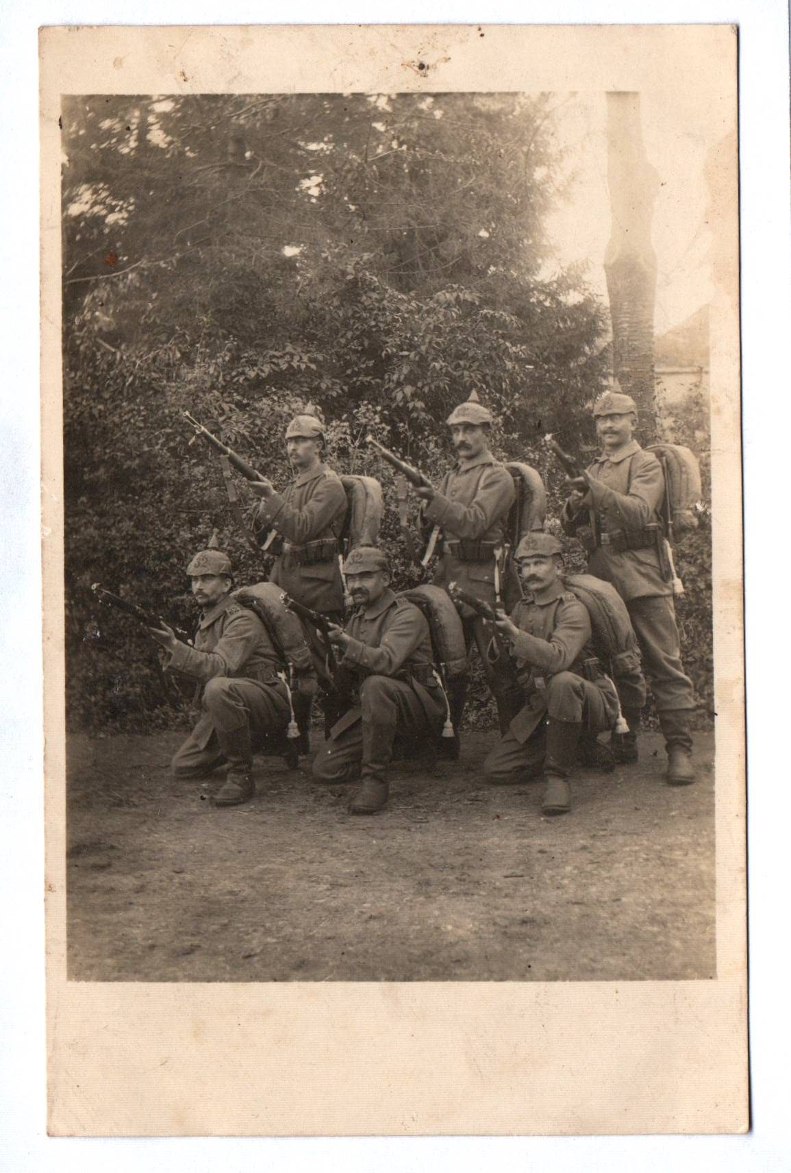 Fot Ak 1 Wk Soldaten Pickelhaube am Gewehr Felduniformen IR 32