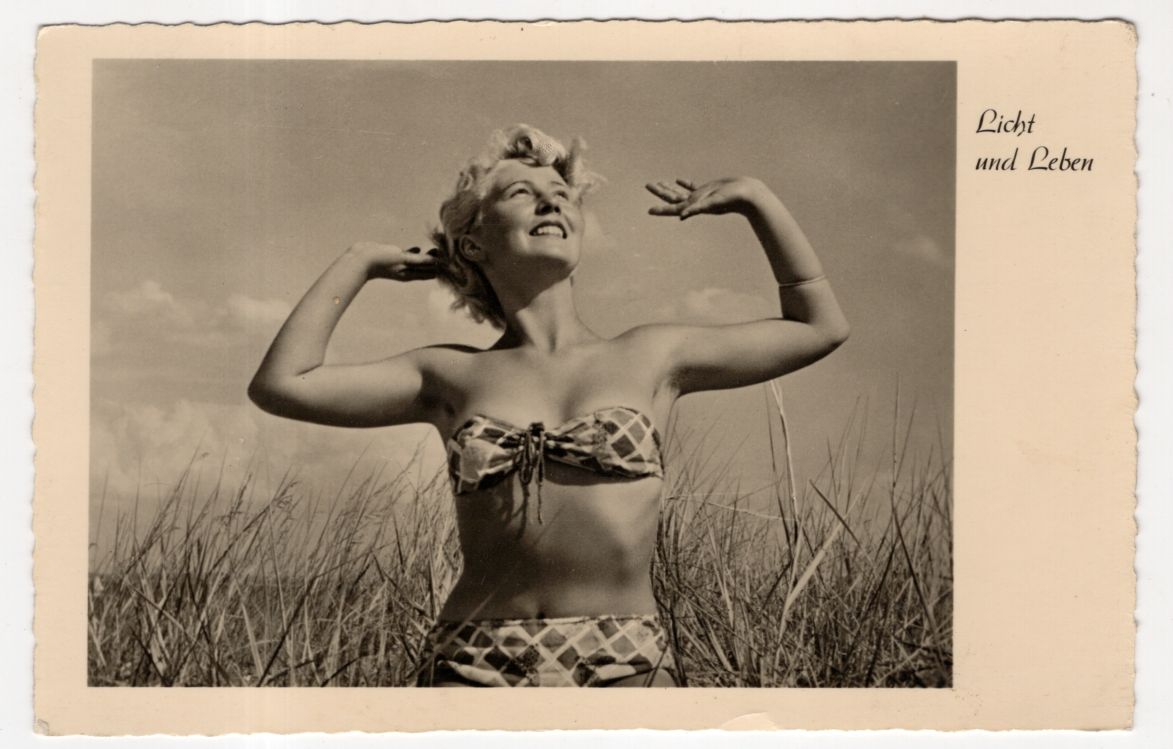 Ak Frau im Bikini rekelt sich Licht und Leben Echtfoto DDR 1958