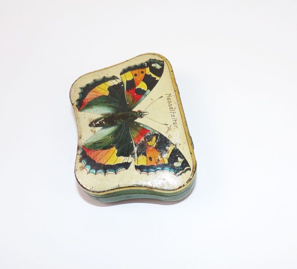 Alte Hartwig und Vogel Blechdose Nesselfalter Automatendose