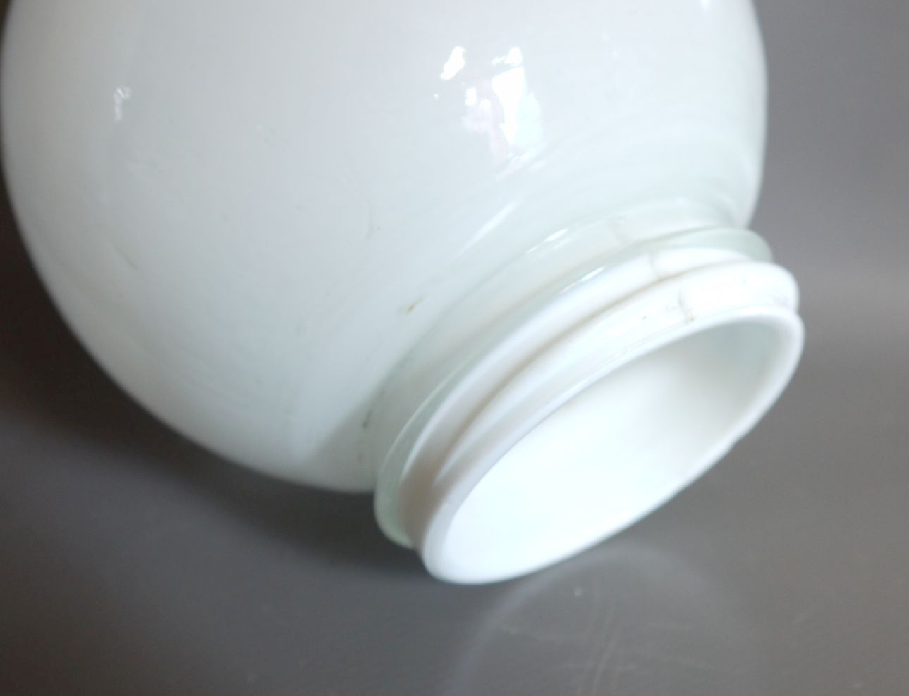  Kugellampe klein schräg alte Kellerlampe IP41 Porzellan Fassung Glas Weiß