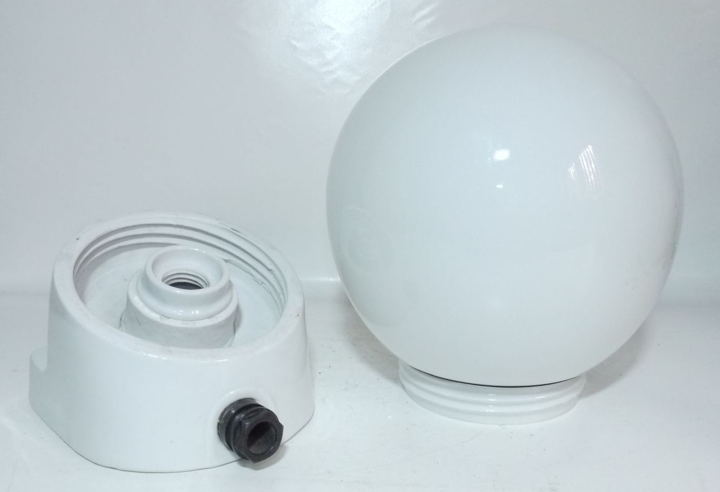 Alte Kugellampe IP41 Glas Weiß Außenlampe Porzellan Fassung schräg
