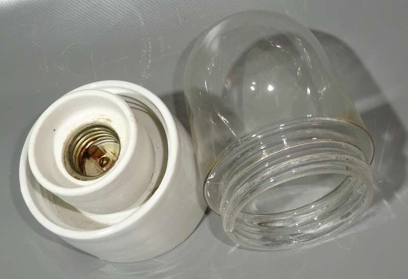 Alte kleine Glaskolbenlampe Porzellan Glas Kellerlampe Loft Vintage 