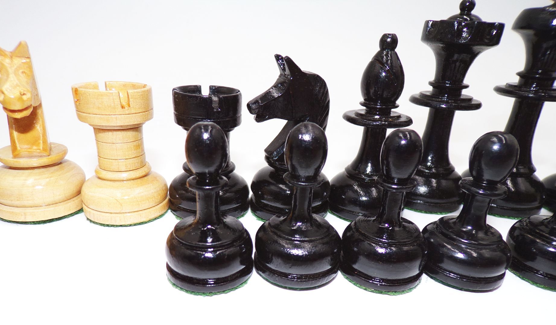 Alte Schachfiguren aus Holz Alte Schachfiguren aus Holz