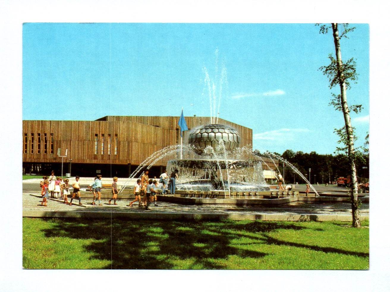 Ak Berlin Pionierpalast Ernst Thälmann mit Springbrunnen 1981 Ak Berlin Pionierpalast Ernst Thälmann mit Springbrunnen 1981