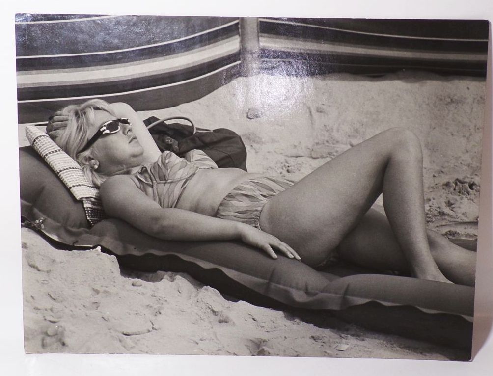 Fotografie Frau sonnt sich Bademode Sonnenbrille 1960er DDR deko