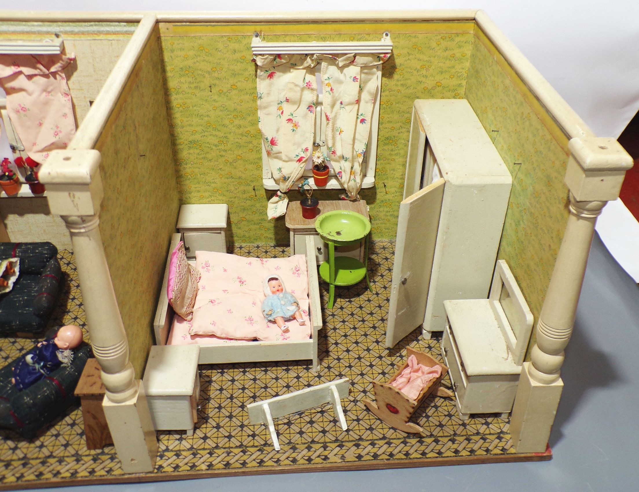 Alte Puppenstube mit viel Zubehör 