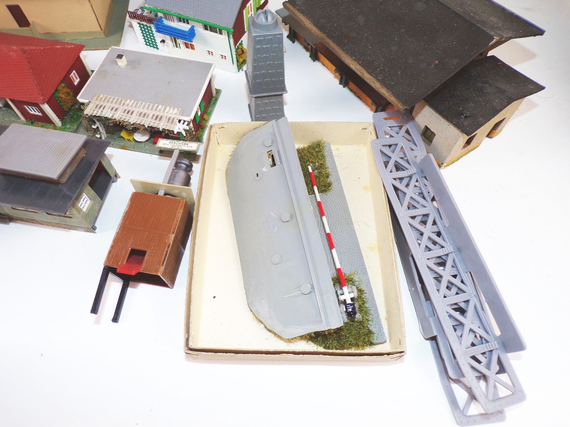 Konvolut H0 Modellbau Häuser Streumaterial Loks Bastlermaterial