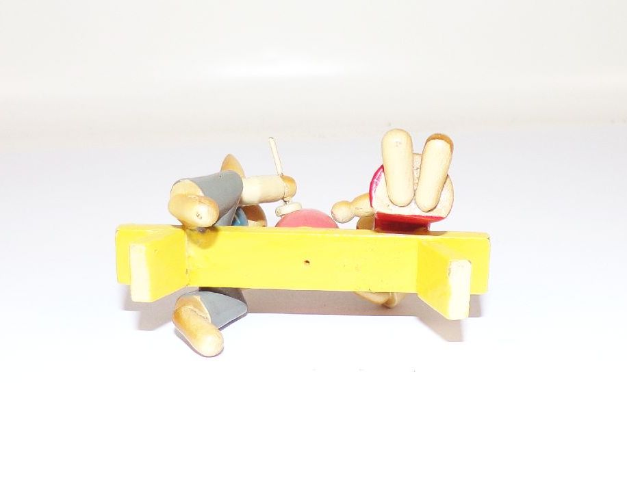 Esco zwei Hasen bemalen ein Osterei alter Osterschmuck