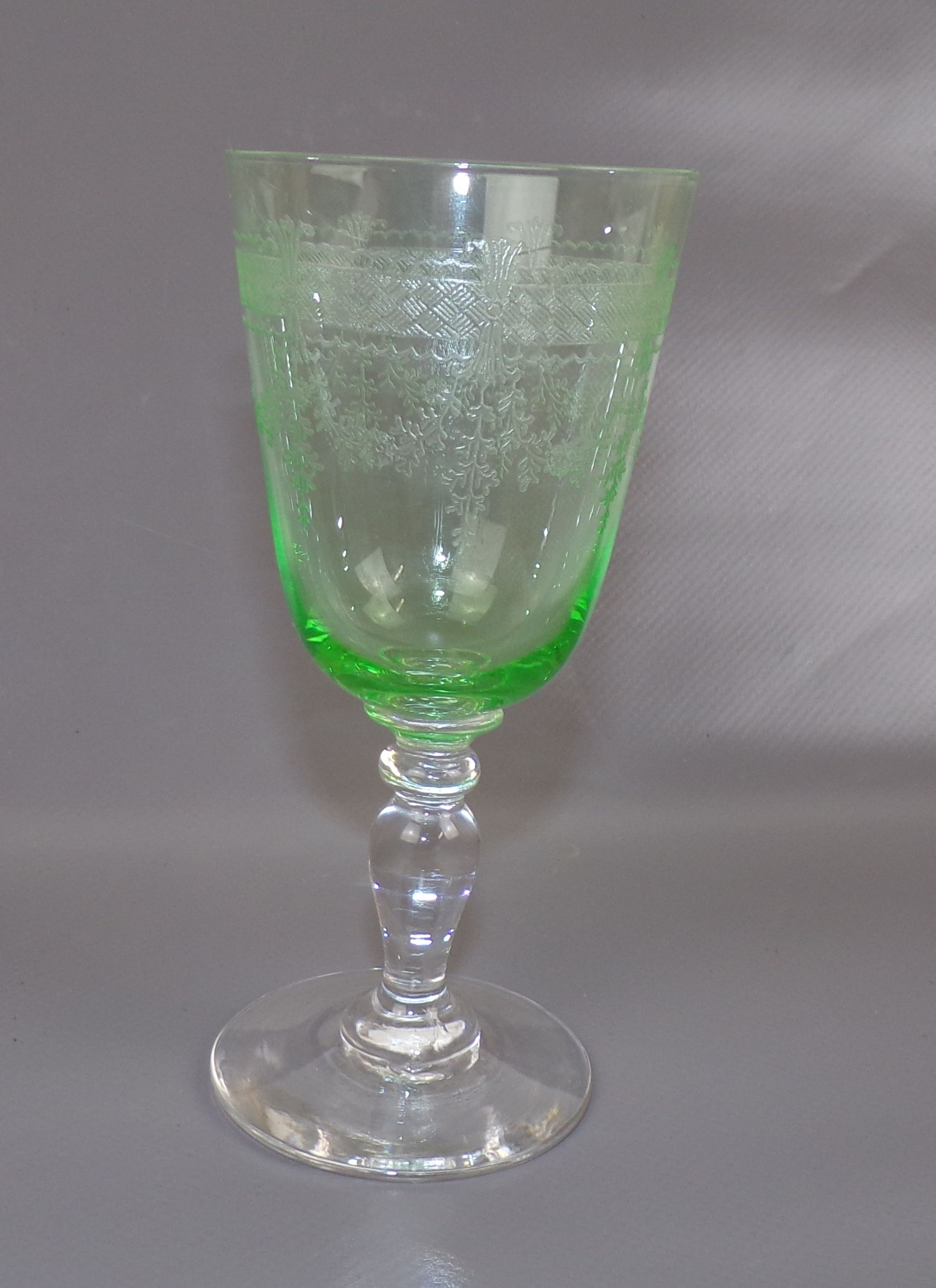 Altes Uranglas Weinglas ziseliert Dekor grün Antik Kelch Glas um 1900