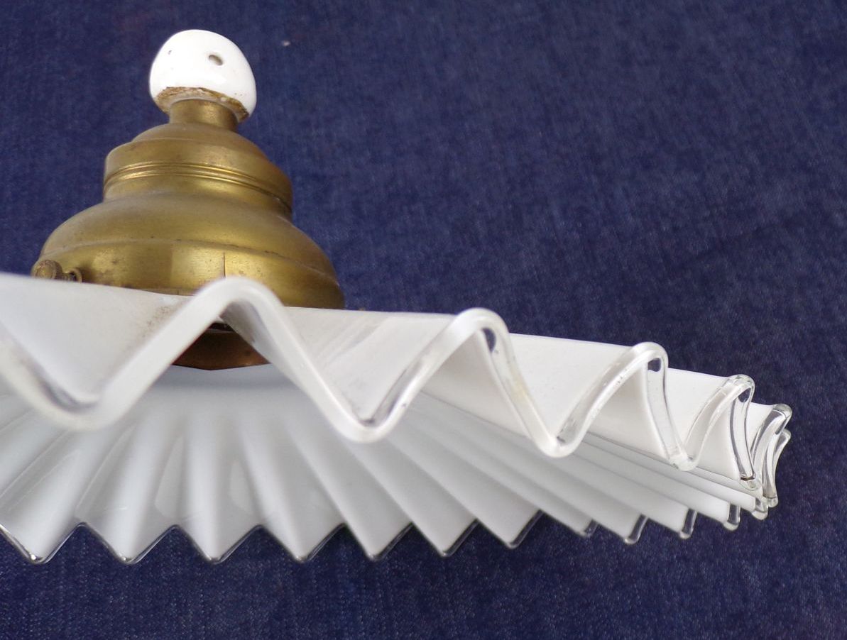 Alte Deckenlampe Glas Messing Wellenform Weiß um 1910 Leuchte 