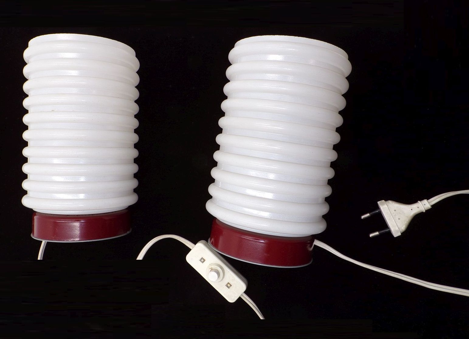 Nachttischlampen 2 Stück Rund Rot Weiß DDR Vintage Tischleuchte Nachttischlampen 2 Stück Rund Rot Weiß DDR Vintage Tischleuchte
