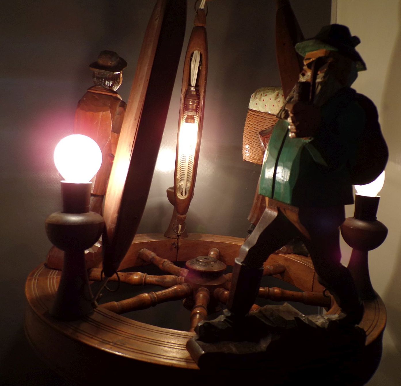 Alte Bauernlampe Deckenleuchte um 1900 geschnitzte Figuren Bauernstube