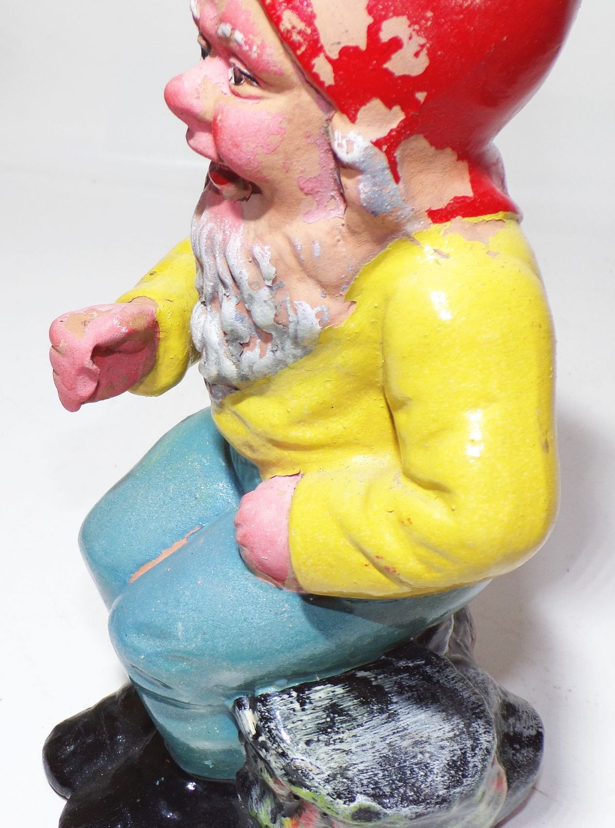 Alter Gartenzwerg aus Keramik