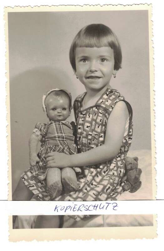 Foto AK Portrait Mädchen mit Puppe Görlitz 1960er 