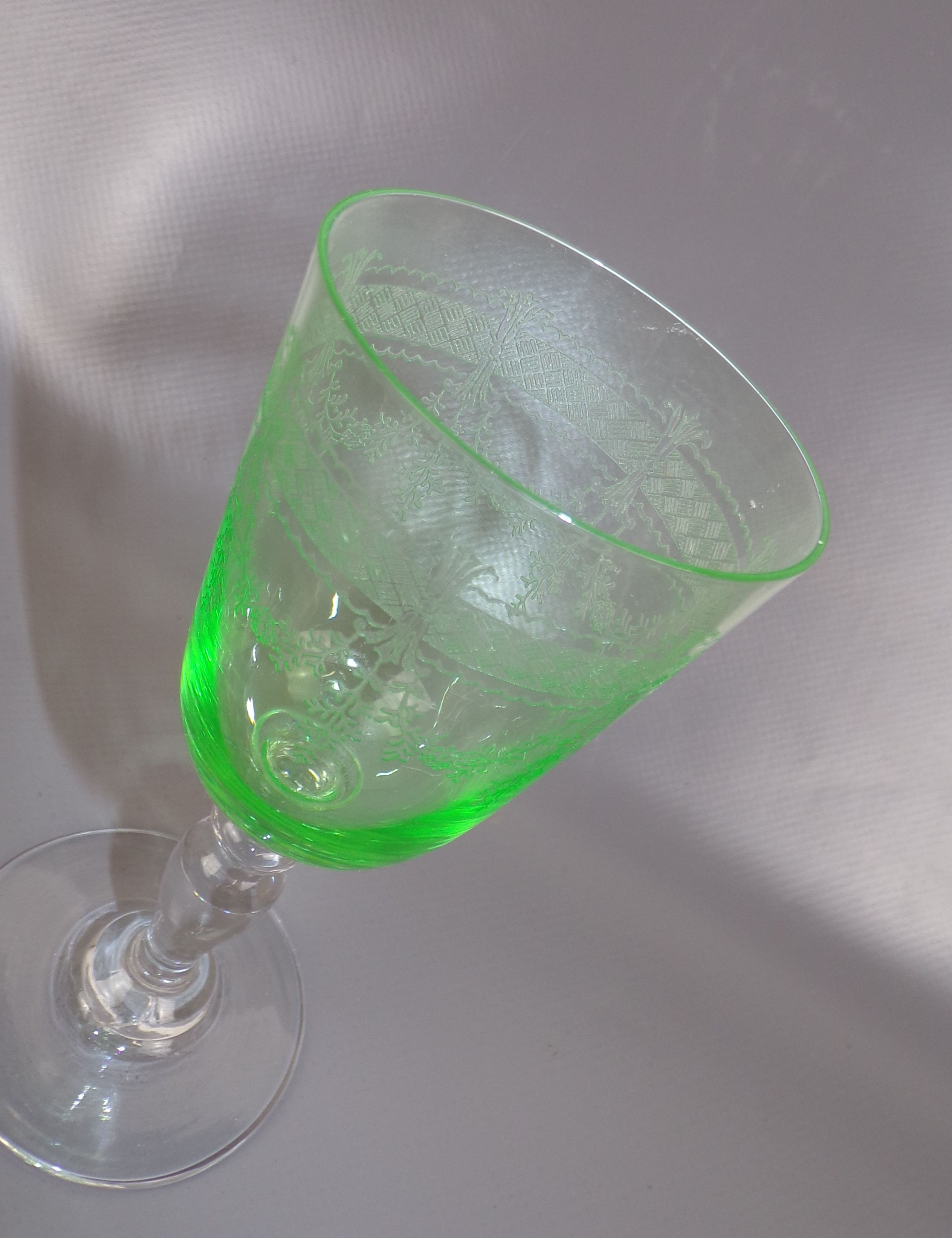 Altes Uranglas Weinglas ziseliert Dekor grün Antik Kelch Glas um 1900