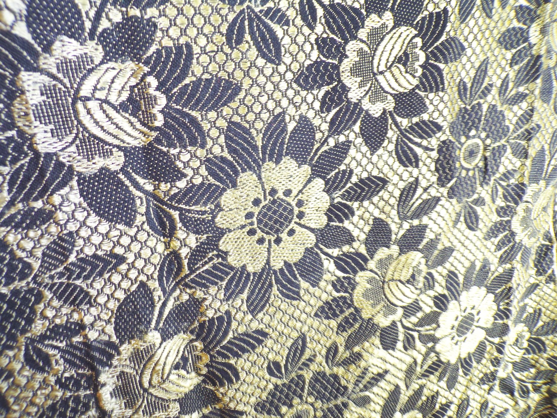 Tischdecke um 1900 Stickerei Seidenglanz Überwurf 