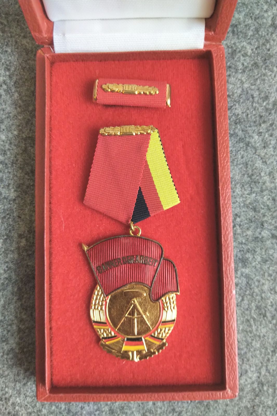 Originaler Orden DDR Banner der Arbeit Abzeichen mit Schachtel Originaler Orden DDR Banner der Arbeit Abzeichen mit Schachtel