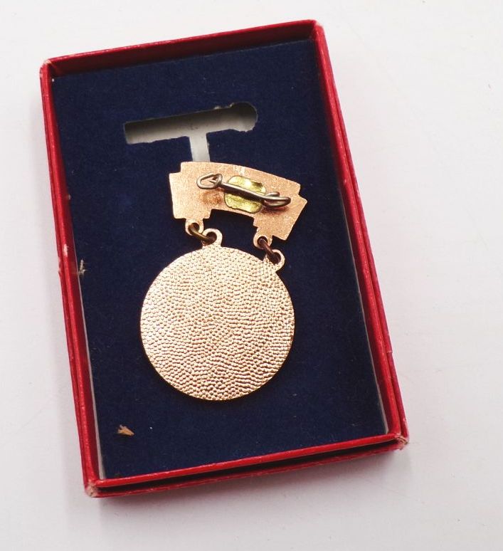 Ehrennadel für Verdienste im sozialistischen Bildungswesen 1978 mit Urkunde