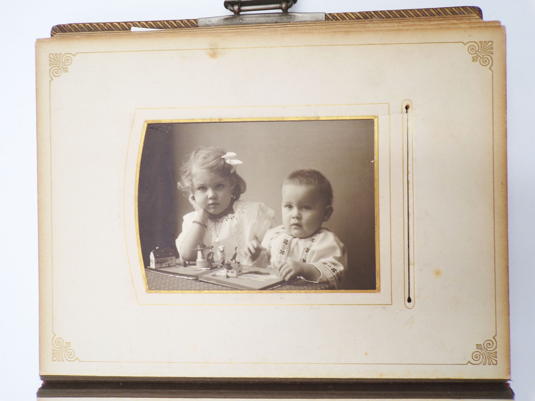 Altes Fotoalbum mit CDV Fotos und Kabinettfotos um 1900 Ledereinband