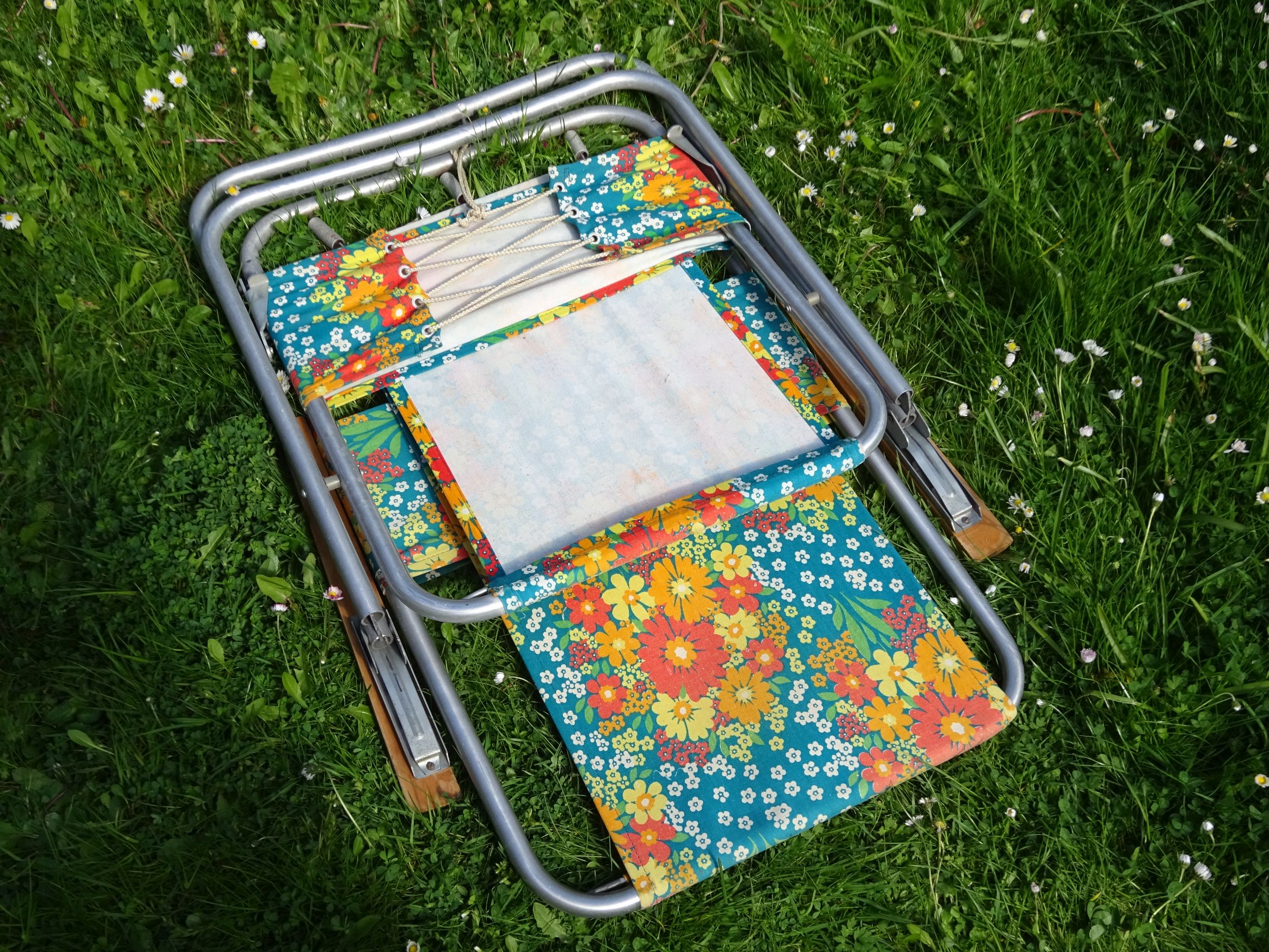 Alter DDR Campingstuhl Klappstuhl hohe Lehne Blumen Stoff Retro Deko Alter DDR Campingstuhl Klappstuhl hohe Lehne Blumen Stoff Retro Deko