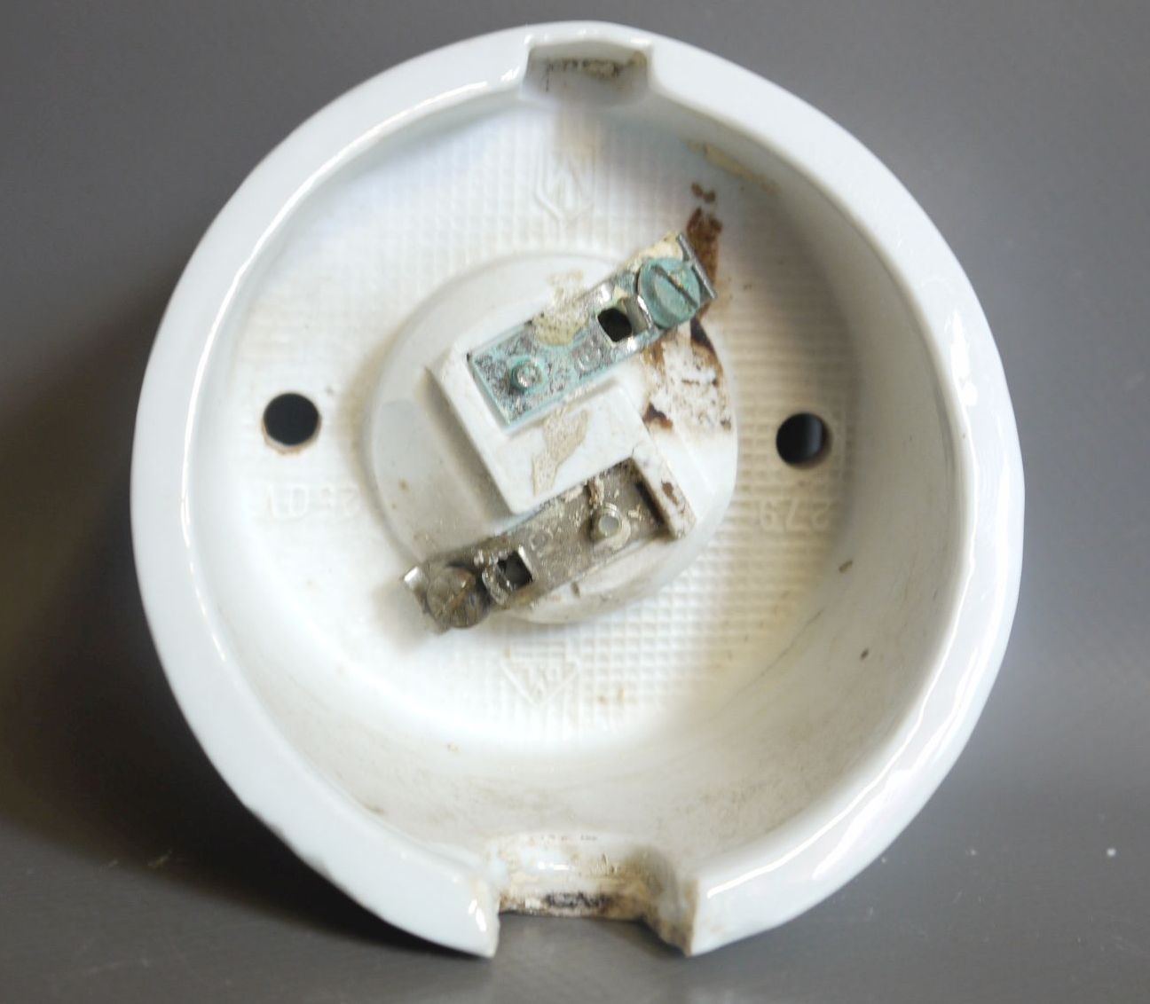  Kugellampe klein schräg alte Kellerlampe IP41 Porzellan Fassung Glas Weiß