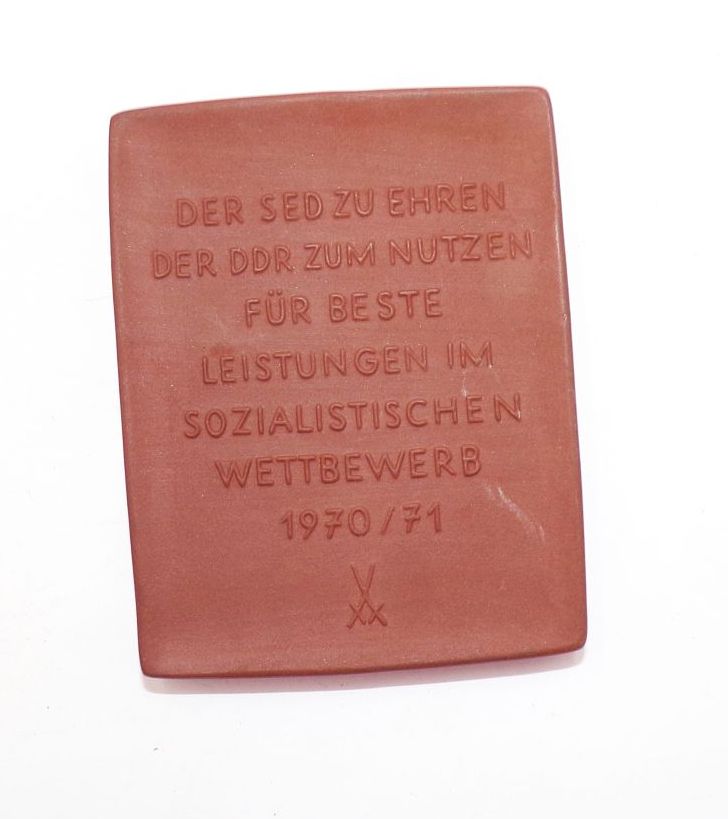 Salut 25 Jederzeit Gefechtsbereit NVA Meissen Plakette 1970 mit Etui Salut 25 Jederzeit Gefechtsbereit NVA Meissen Plakette 1970 mit Etui